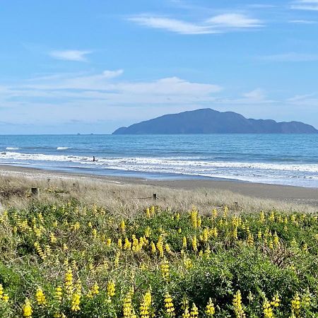 Otaki Beachfront Getaway Bagian luar foto
