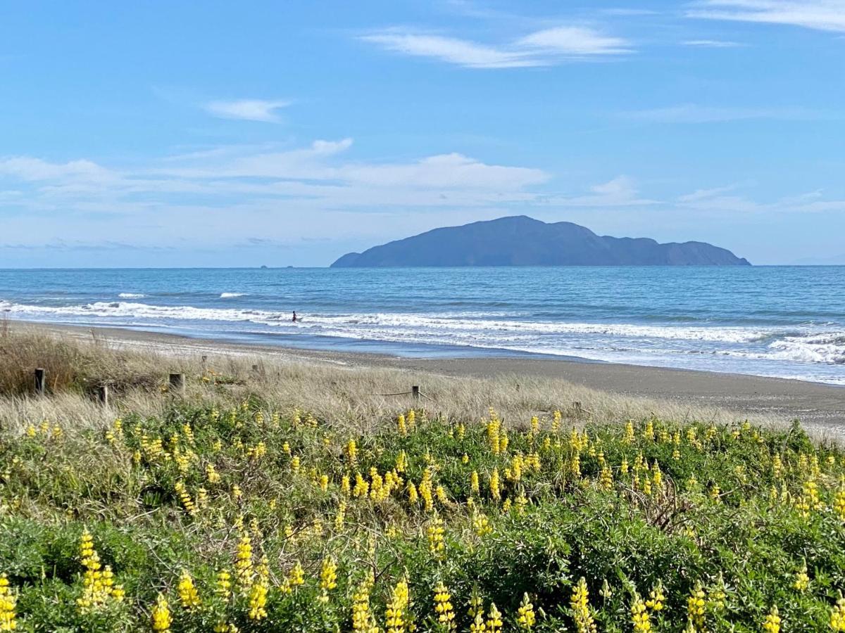 Otaki Beachfront Getaway Bagian luar foto