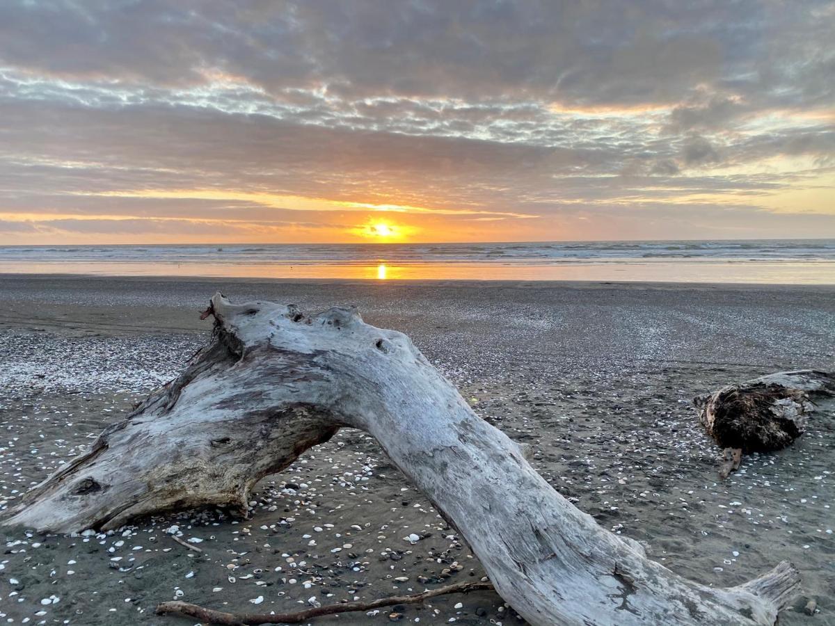 Otaki Beachfront Getaway Bagian luar foto