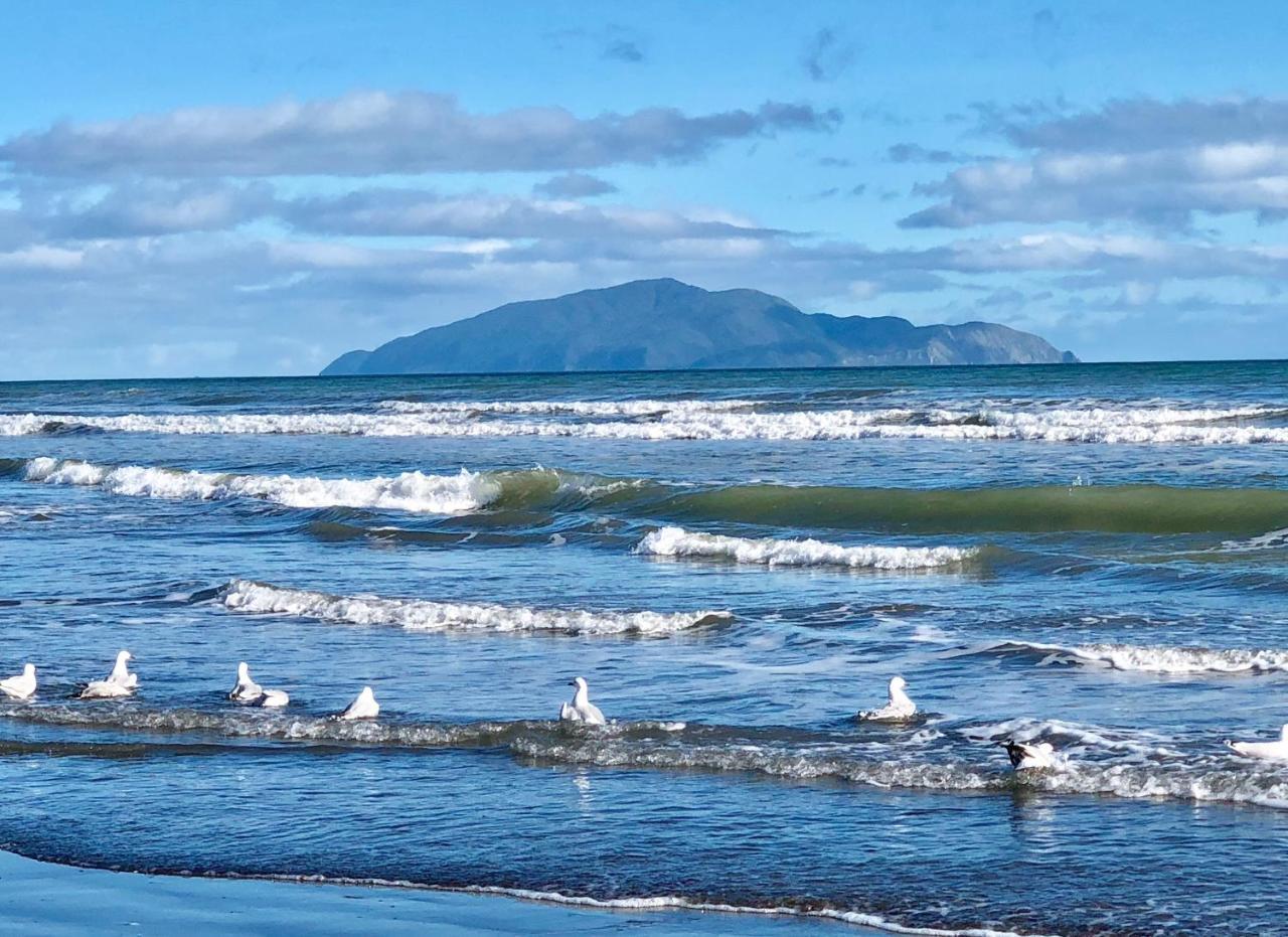 Otaki Beachfront Getaway Bagian luar foto