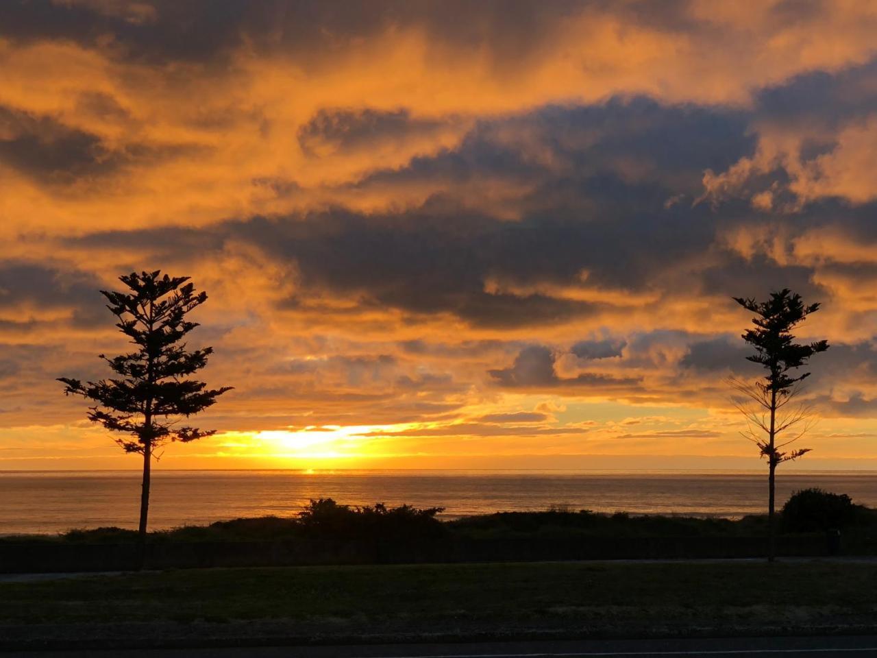 Otaki Beachfront Getaway Bagian luar foto