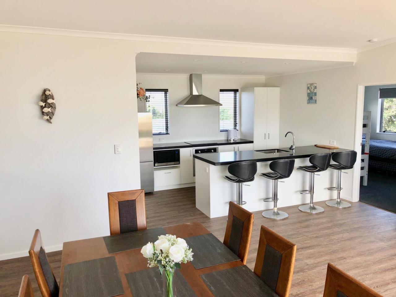Otaki Beachfront Getaway Bagian luar foto