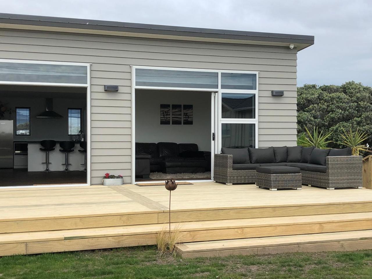 Otaki Beachfront Getaway Bagian luar foto